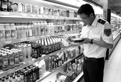 北京市石景山區(qū)質(zhì)監(jiān)局對應(yīng)季產(chǎn)品進(jìn)行專項(xiàng)檢查(圖)